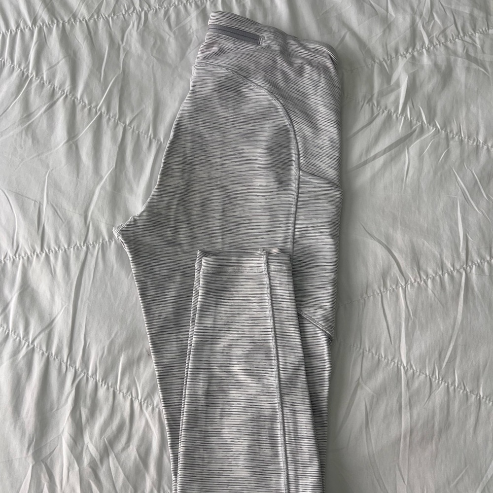 Lululemon Wunder Under w/ pockets Size 8 leggings